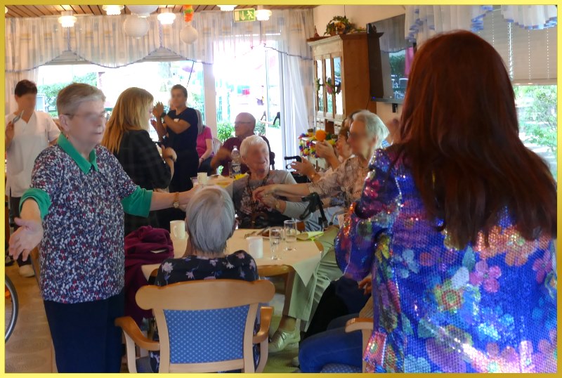 Kleiner Raum mit Senioren, die feiern.