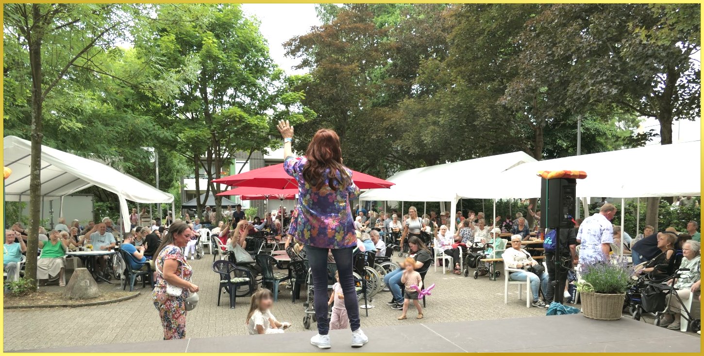 Groes Sommerfest. Marina auf der Bhne.