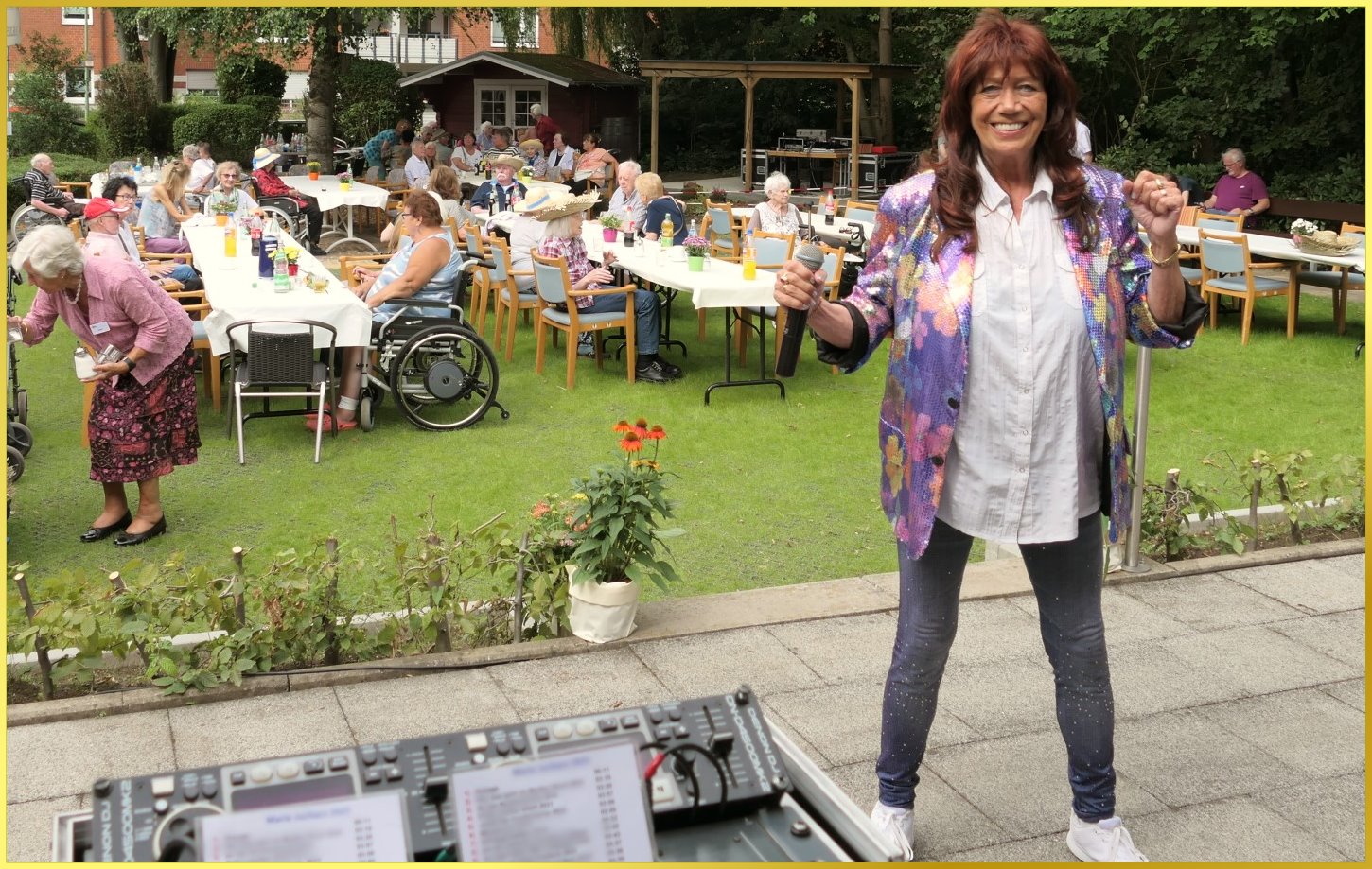 Schlagerpiratin singt beim Sommerfest.