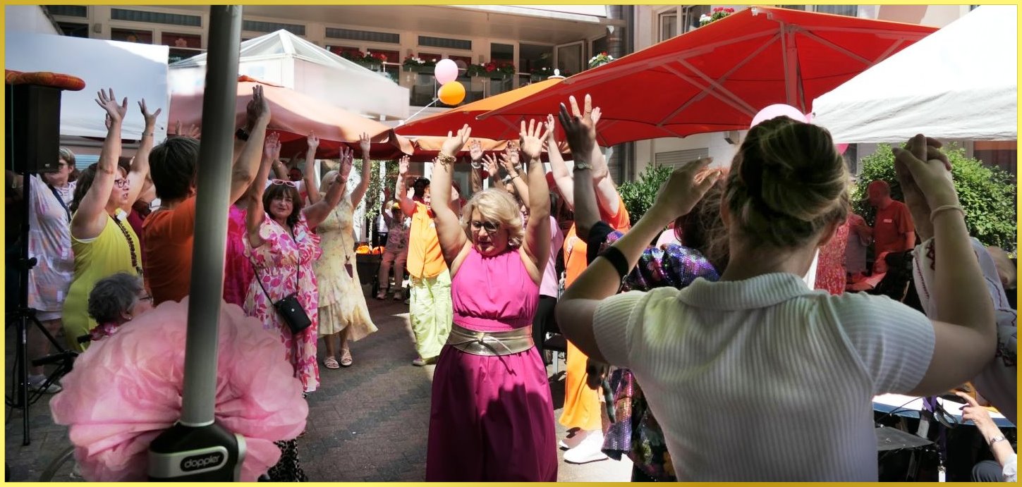 Schlagerpiratin singt das Gute Laune Lied und haben die H�nde hoch.