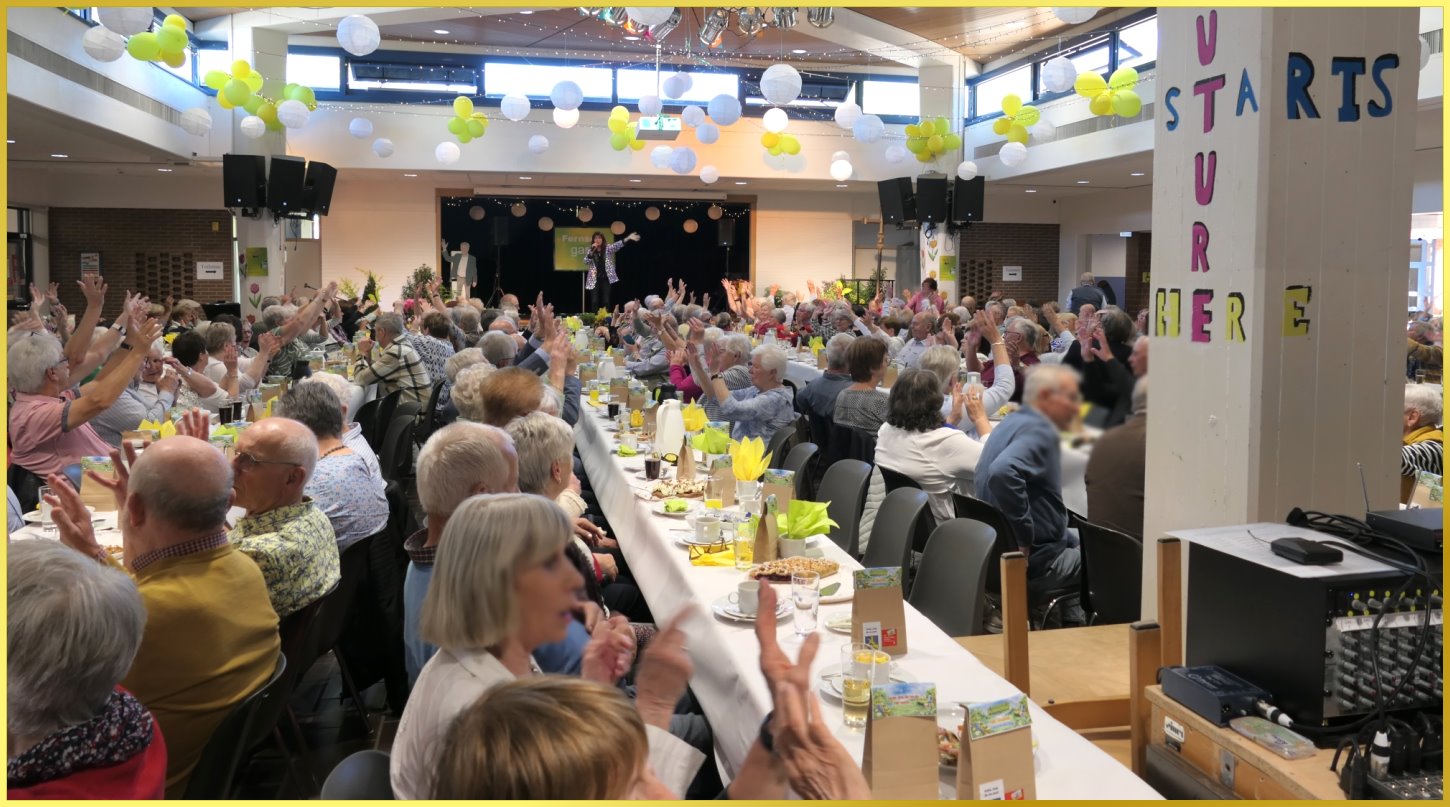 Marina singt vor ca. 300 G�sten im Saal.