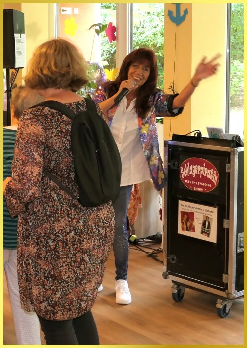 Marina winkt frhlich in die Kamera.