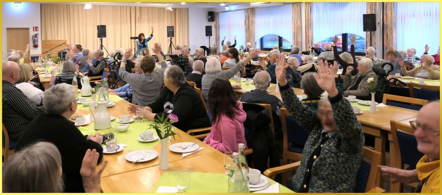 Groer Saal. Schlagerpiratin singt.