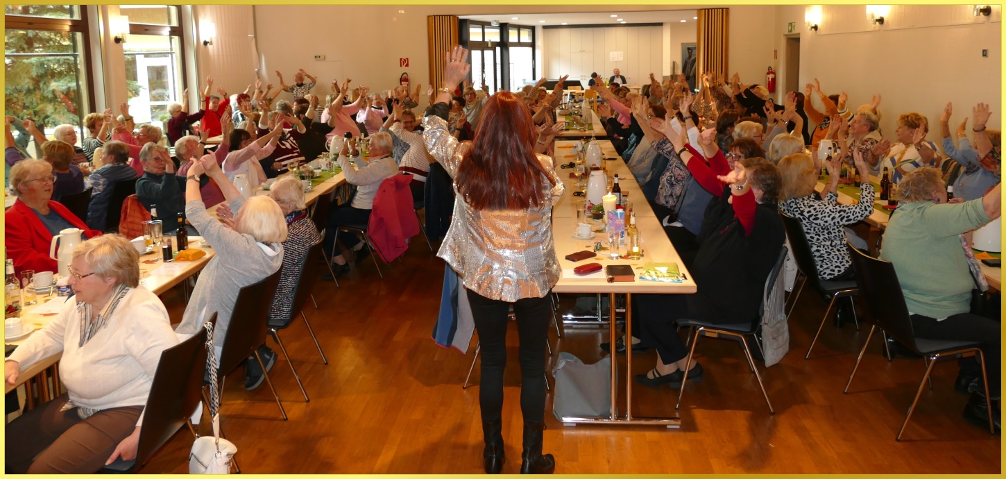 ber 100 Frauen feiern im Saal.