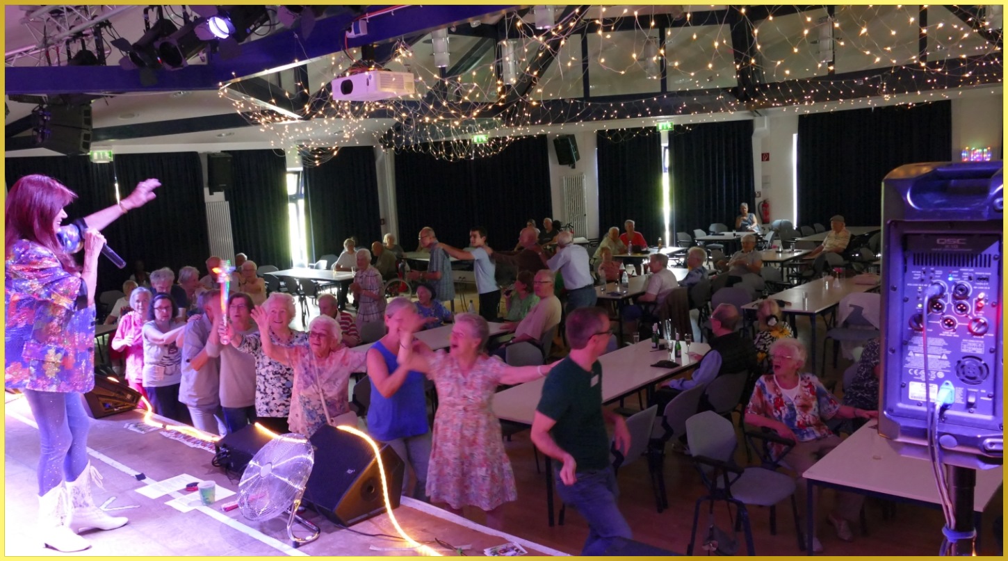 80 Party in einer Halle.