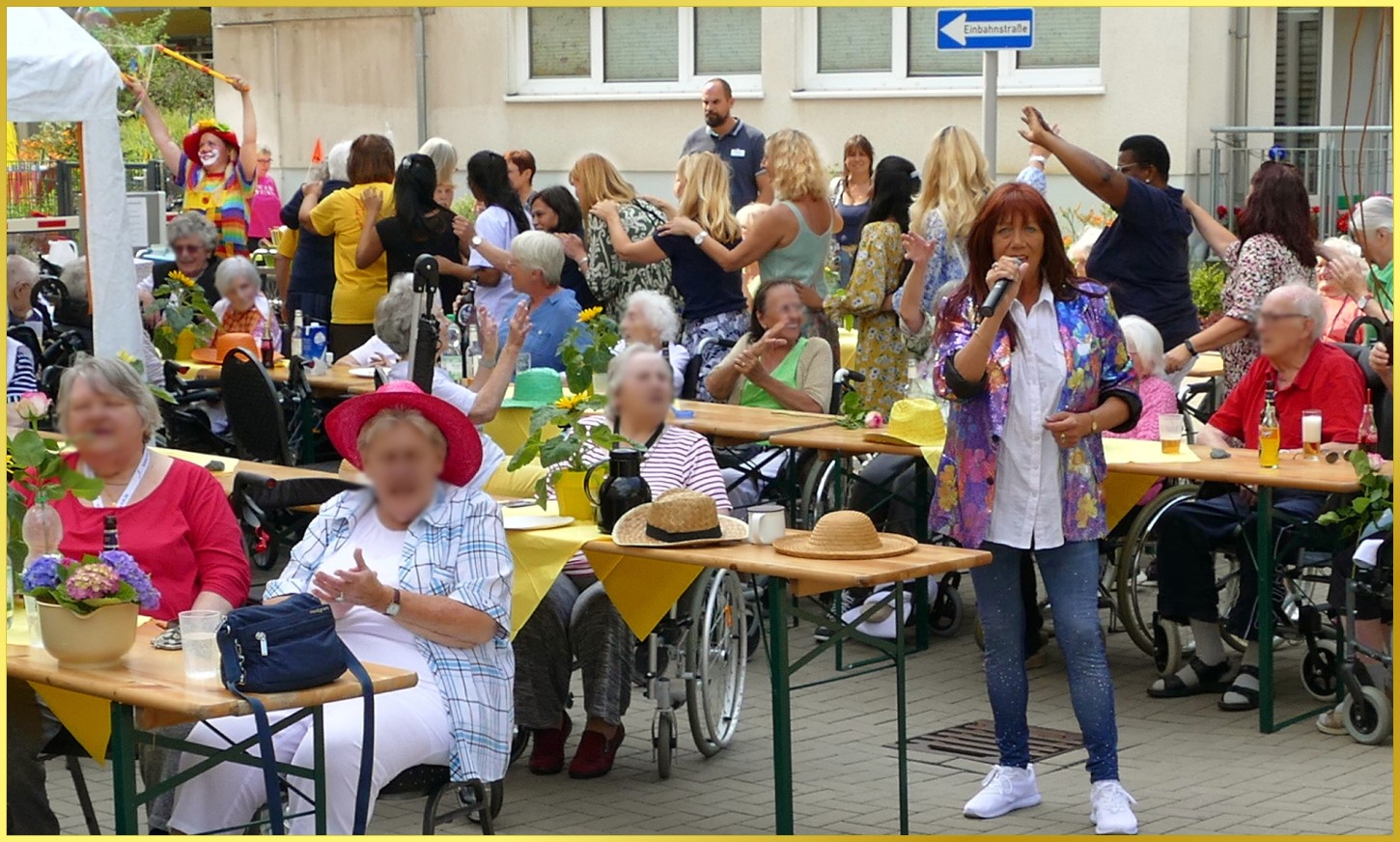 Blonde Mdels machen eine Polonaise. Schlagerpiratin singt weiter.