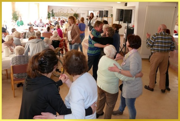 Senioren tanzen, Schlagerpiratin singt Schlagerhits.