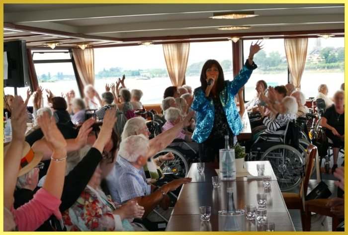 120 Senioren auf dem Rheinschiff. Schlagerpiratin singt!