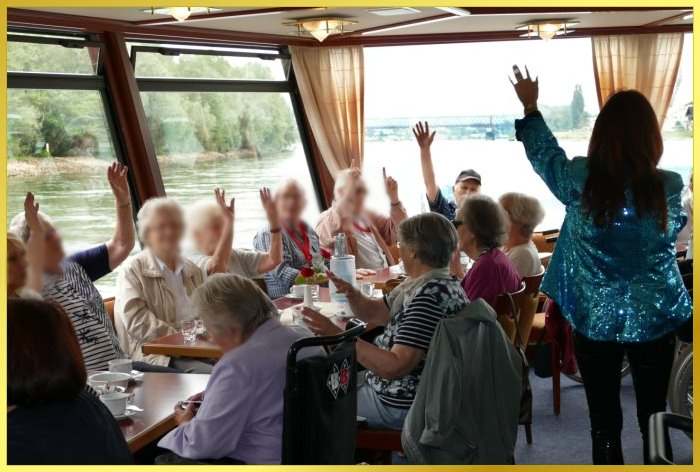 Dampferfahrt auf dem Rheinschiff. Schlagerpiratin singt fr Senioren.