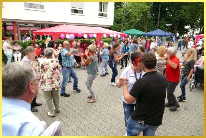 Sommerfest Open Air. Leute tanzen, Schlagerpiratin singt.