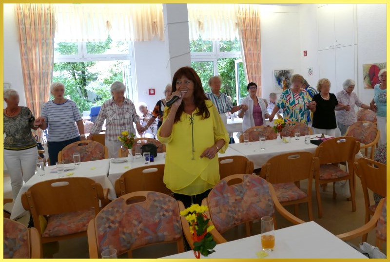 Schlagerpiratin in Gelb singt fr Senioren, die alle stehen!