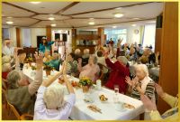 Senioren feiern mit Schlagerpiratin