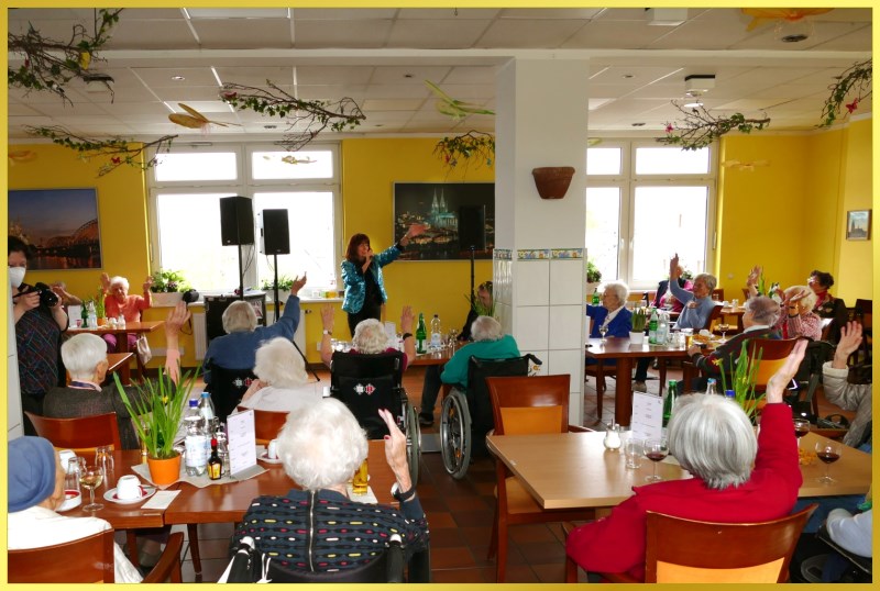 Schlagerpiratin singt im Seniorenheim.