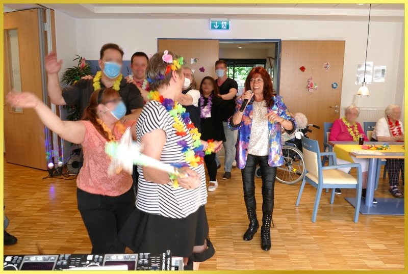 Schlagerpiratin singt beim Sommerfest im Saal.