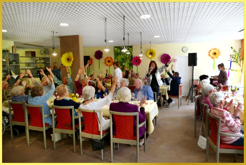 Sommerfest im Saal mit Ian und Marina.