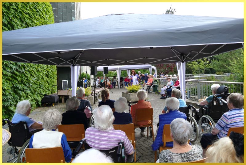 Die Schlagerpiratin singt beim Sommerfest.