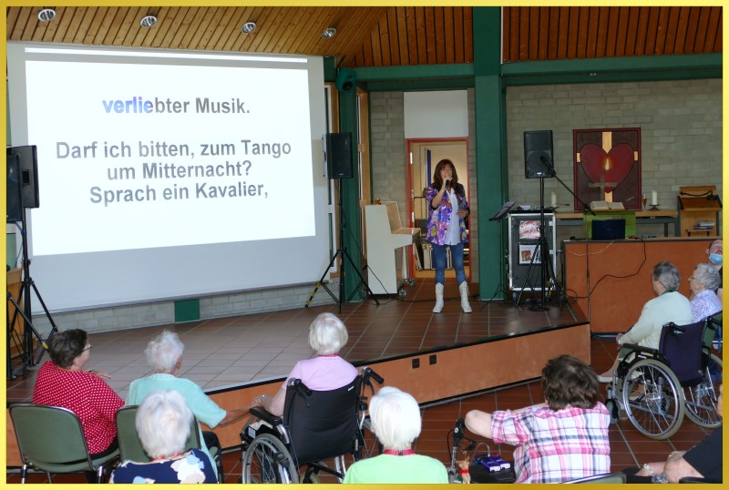 Mitsingkonzert mit Leinwand und Beamer