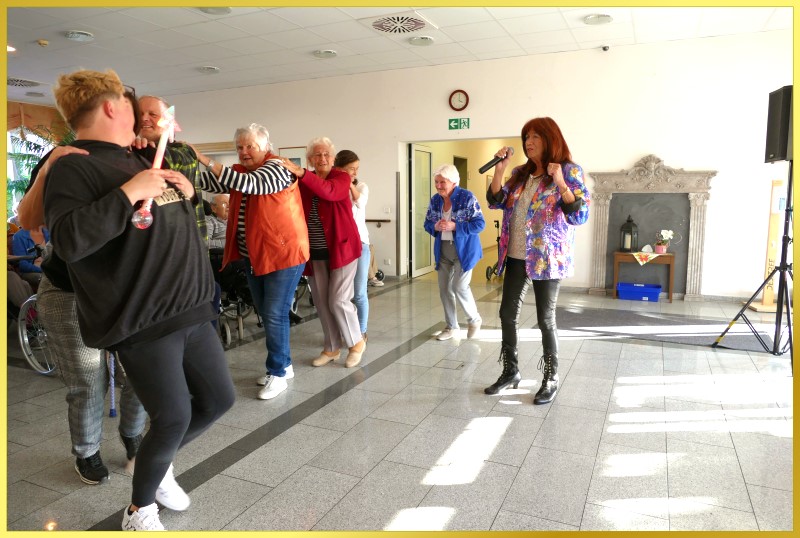 Polonaise im Foyer.