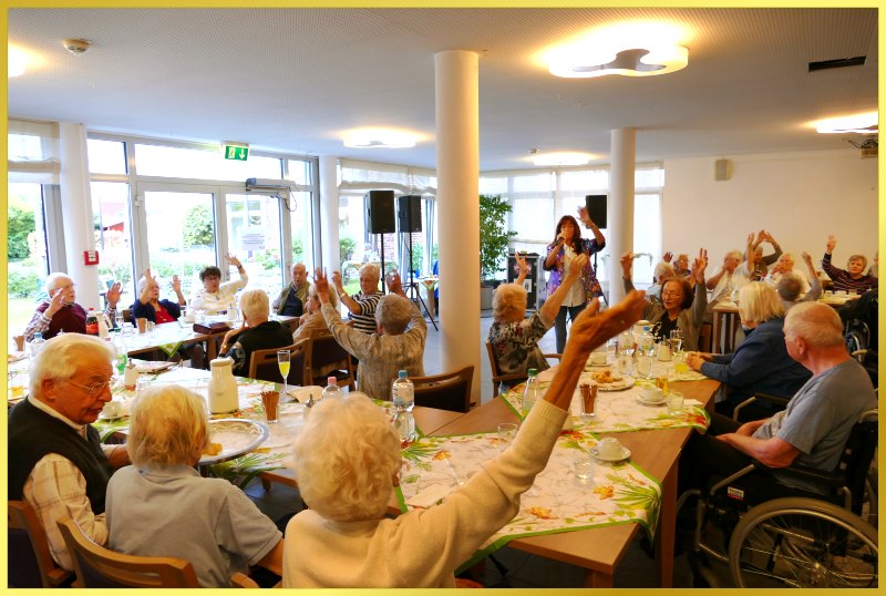 30 Grad. Deshalb Feier im Saal.