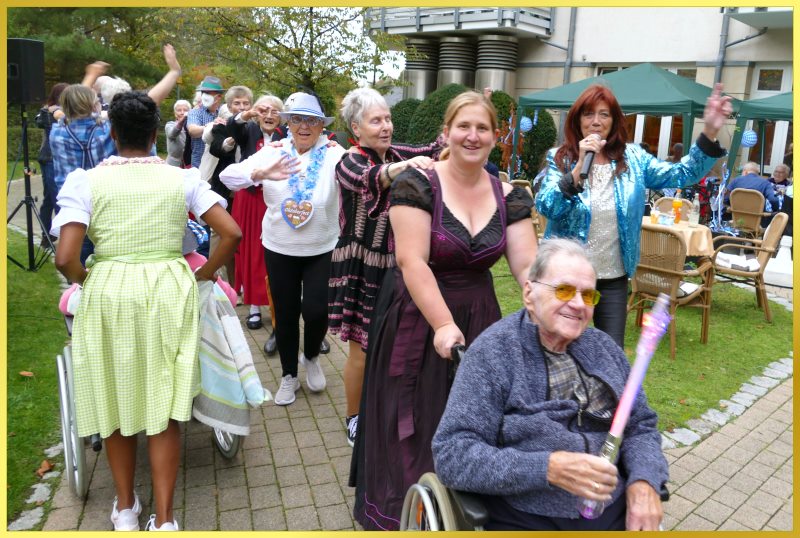 Lachende Gesichter beim Oktoberfest