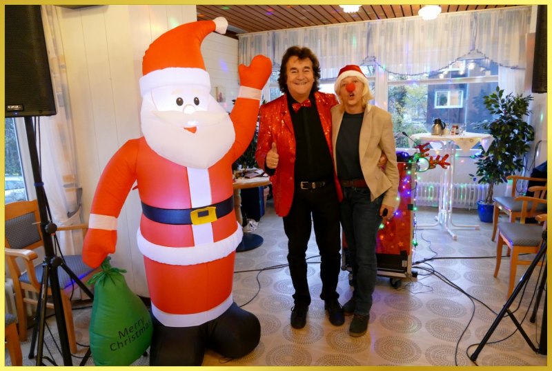 Ian mit Heimleitung und Weihnachtsmann.