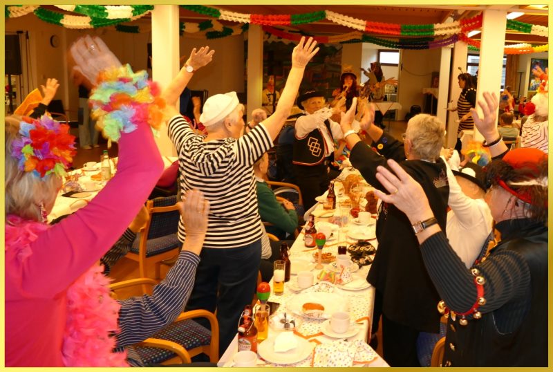 Hnde hoch. Karnevalsjecken stehen und singen mit.