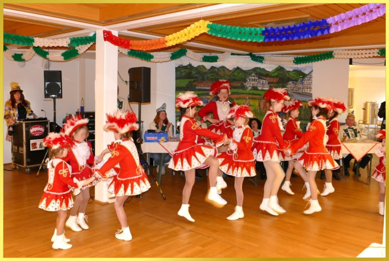Mdchen zwischen 7 und 13 Jahren tanzen im Funkenmariechenkostm.