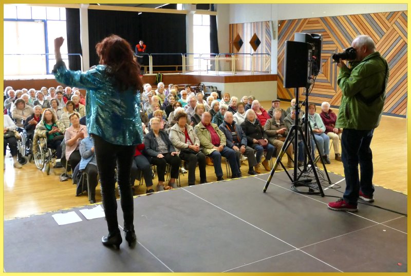 Schlagerpiratin singt in der Peter-Giesen-Halle.