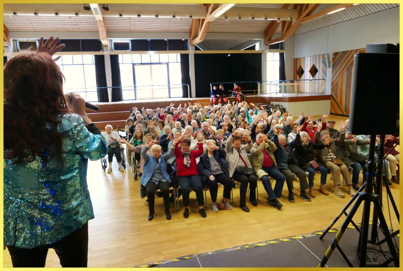 Sngerin Marina auf der bhne in der Peter-Giesen-Halle.