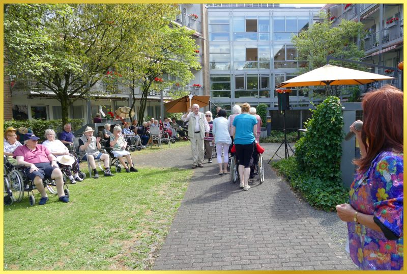 Polonaise durch den groen Garten. Schlagerpiratin singt.