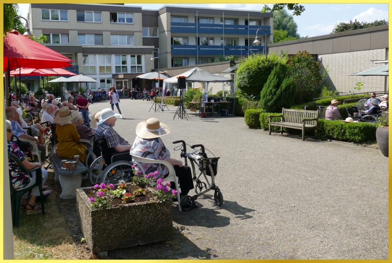 Groe Gartenanlage. Marina singt vor Publikum in Rollsthlen!