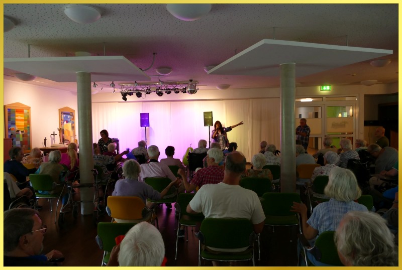 Konzert im Saal. Leute sitzen wie im Kino.