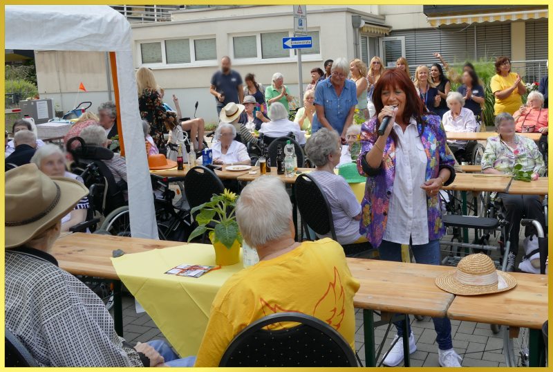 Sommerfest mit Biertischen und Bnken.