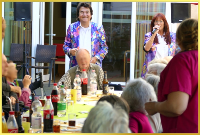 Besonders viele Getrnke auf den Tischen.