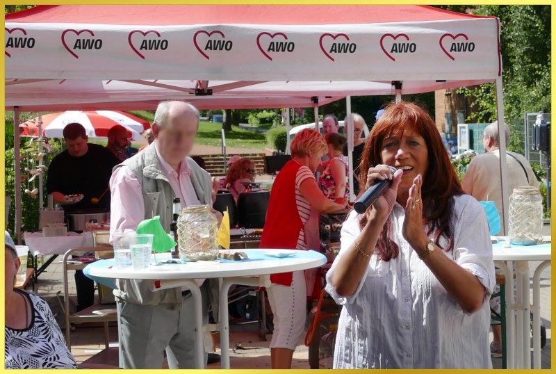 Marina steht in der Sonne und singt.