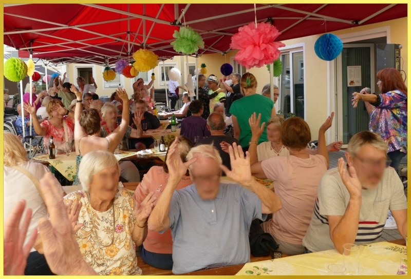 Buntgeschmcktes Zeltdach zum Sommerfest.