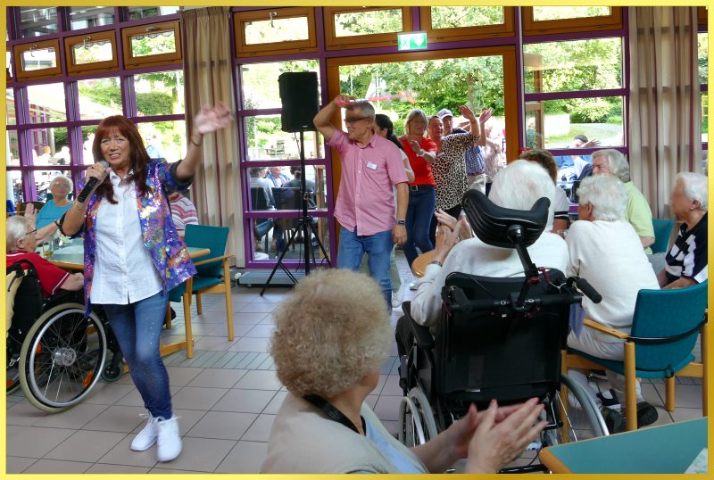 Marina winkt in die Kamera.