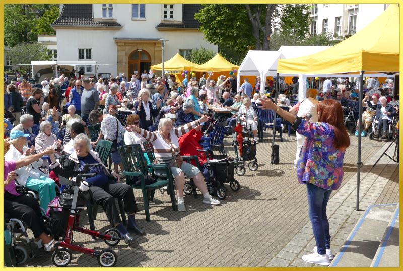 Marina singt open-Air vor groer Menschenmenge.