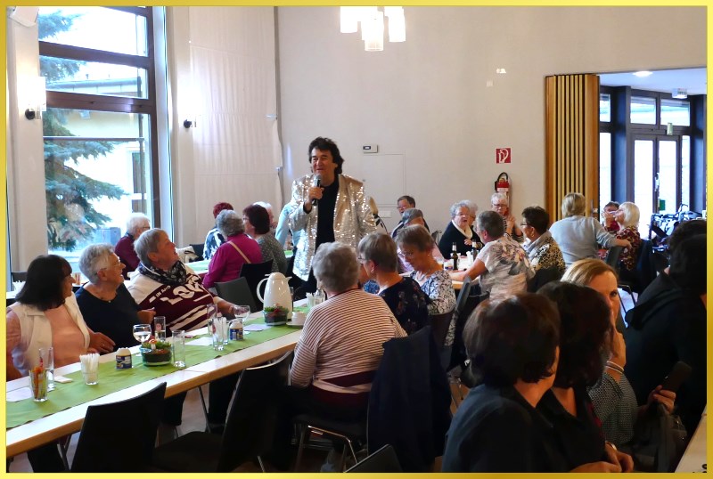 Ian singt zwischen den Damen im groen Saal.