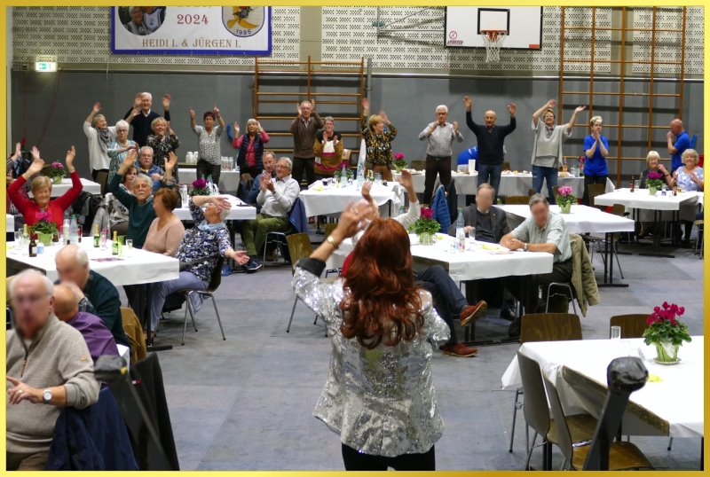 Marina singt in einer Turnhalle.