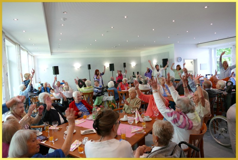 Schlagerpiratin singt im vollen Saal.