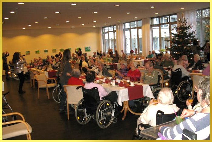 Groer Saal mit Senioren beim Kaffeetrinken. Schlagersngerin singt!