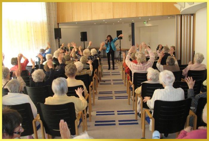 Konzertsaal mit Senioren. Schlagersngerin Marina singt ihr 90 Min. Programm.