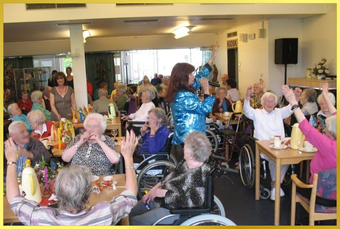 Schlagerpiratin in Erftstadt. Seniorenfeier. Schlagersngerin singt und animiert die Gste bei Kaffee und Kuchen.