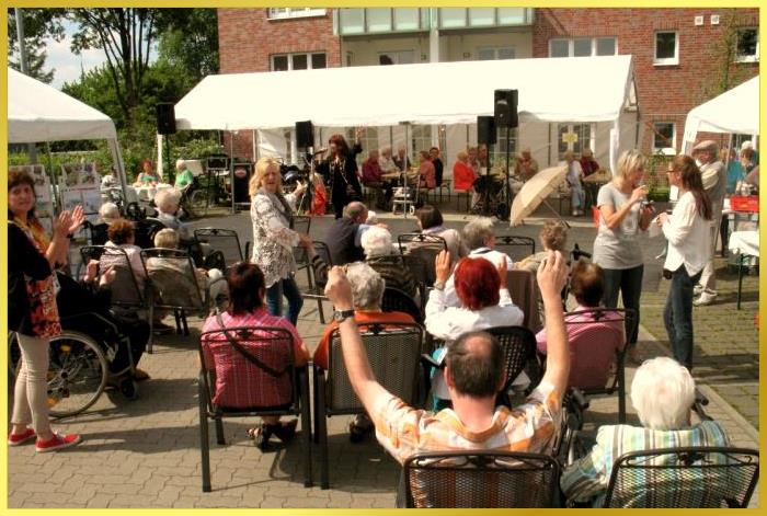Open Air Sommerfest fr Senioren in Marl. Schlagersngerin im Piratinlook singt