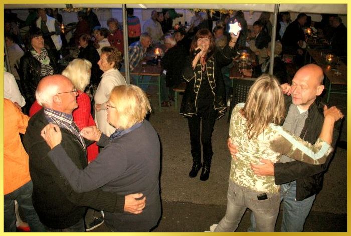 Die Schlagerpiratin singt fr Kleingartenverein in Dsseldorf. Leuchtender Stern in der Hand. Partygste tanzen.