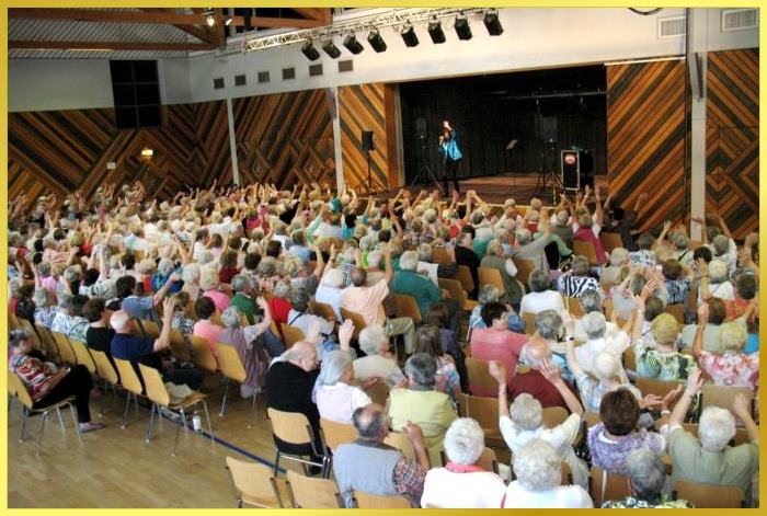 460 Senioren blicken zur groen Bhne. Schlagerpiratin singt, winkt. Alle machen mit.