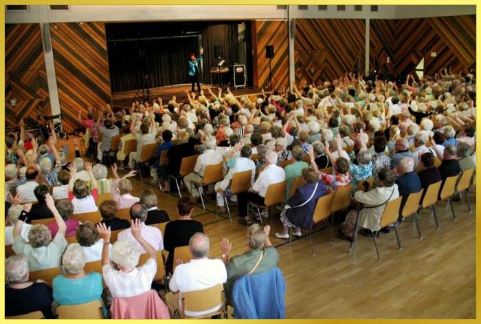 460 Senioren und Seniorinnen in der Peter-Gießen-Halle beim Schlagerkonzert der Schlagerpiratin.