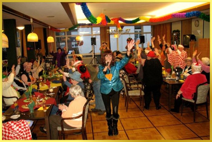 Schlagerpiratin Marina singt zwischen den Tischen und beinahe alle verkleideten Gäste reißen die Arme hoch! 