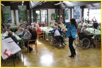 Marina singt auf der Tanzfläche und die Senioren winken ihr fröhlich zu!